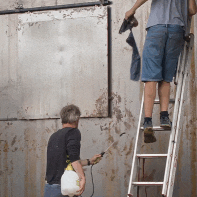 Chata se širokou střechou