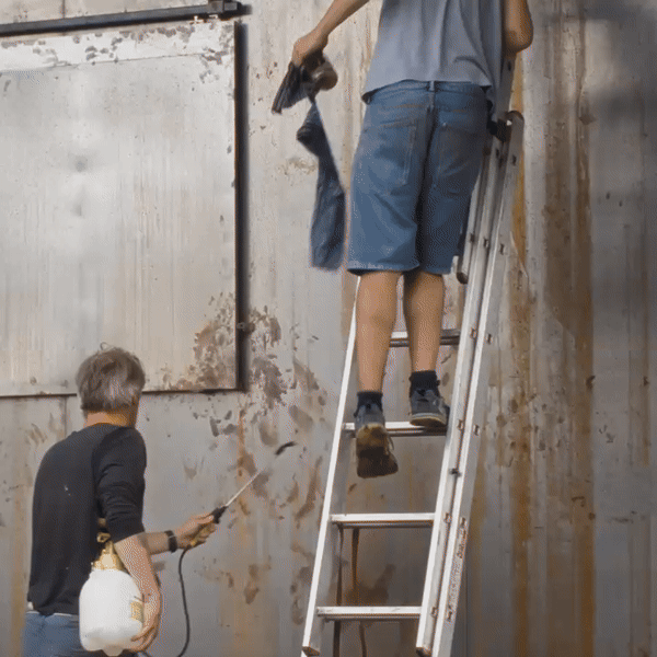 Chata se širokou střechou