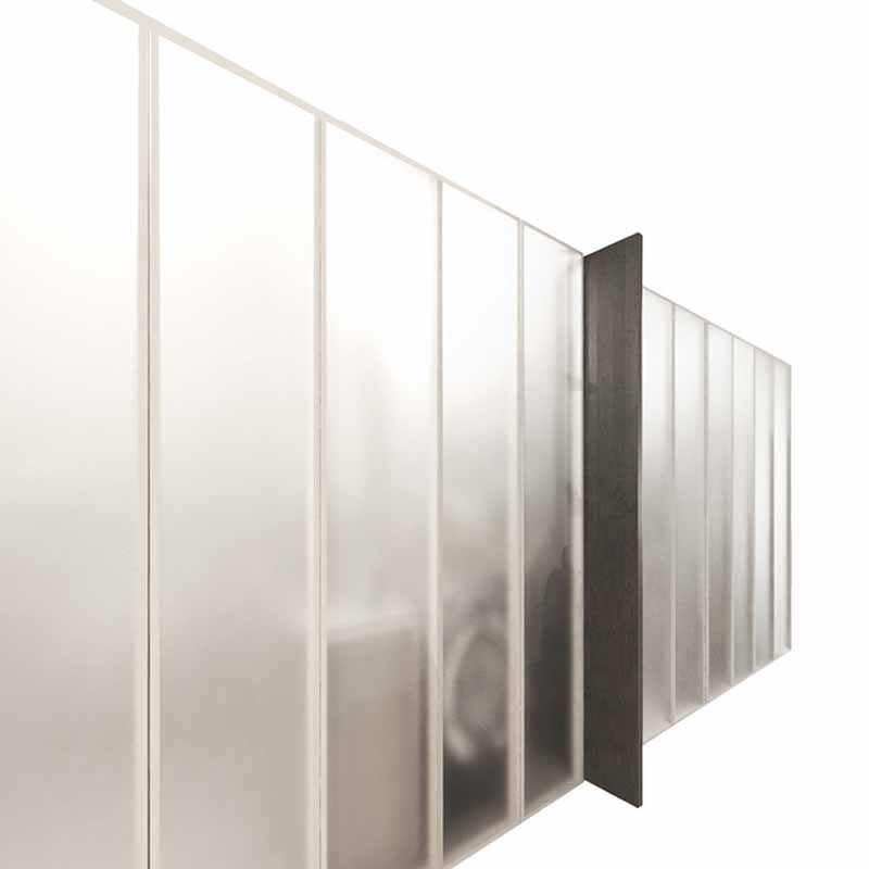 Panelový byt s transparentní stěnou